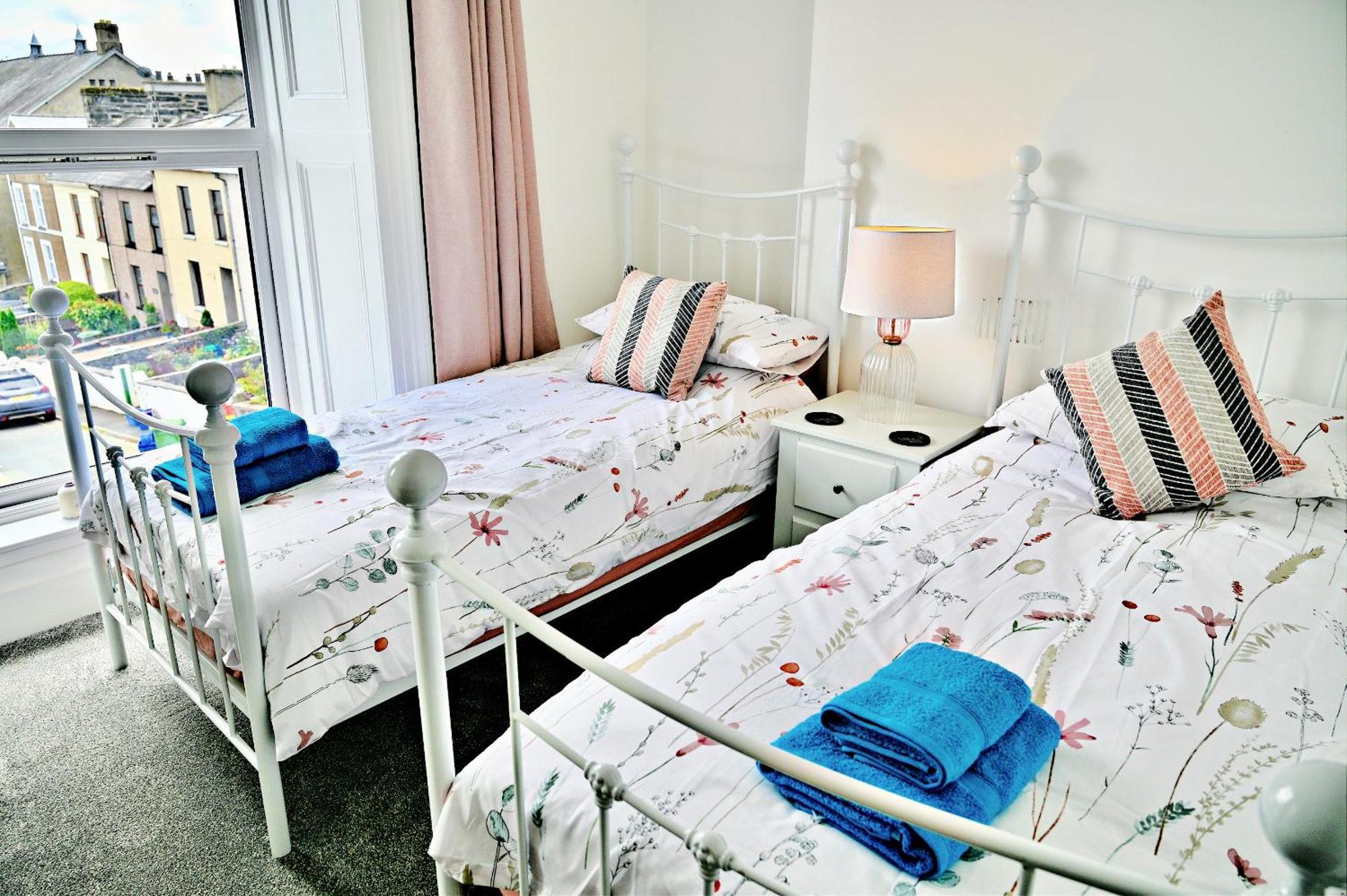 Porthmadog, Sleeps 11, 5 Bedrooms, 5 Bathrooms, Mountain Views Экстерьер фото
